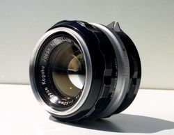 전형적인 F 타입 ("Pre-AI") 렌즈인 Nikkor 50mm 1:1.4는 "Nippon Kogaku Japan" 각인, 물결 모양의 금속 초점 링, 구형 미터 연결 갈퀴 (사진 오른쪽 상단에서 명확하게 보임)을 보여준다.