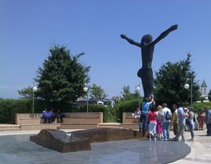 성 야고보 성당 뒤편에 위치한 예수님과 십자가