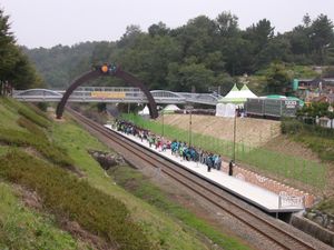 승강장에 대기 중인 승객