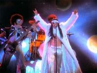 플리와 앤서니 키디스가 펑크를 기리는 "Dani California" 뮤직 비디오의 한 장면