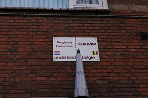 상점 벽면의 국경선.