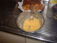 사타안다기 반죽에는 물을 넣지 않는다. 하지만 달걀은 듬뿍 사용한다. 사타안다기 믹스 가루 500g에 L사이즈 달걀 3개를 넣은 상태.