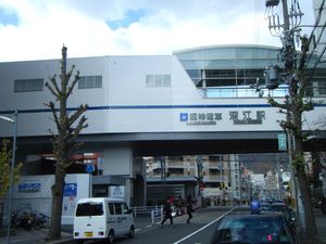 하행선만 고가화된 시점의 역 건물, 뒤에 구 상행선 건널목 (2015년 12월)