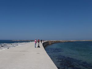 포르투 데 포보아 드 바르짐 방파제. 4월에서 9월 사이에는 맑은 하늘이 흔하며, 일조량 확률은 60% 이상이고 여름에는 80%에 육박한다. 나머지 기간은 평균 50%이다.