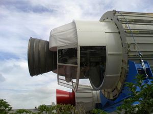 전시 기체에 연결된 LE-7형 엔진（2007년 10월 20일 촬영）