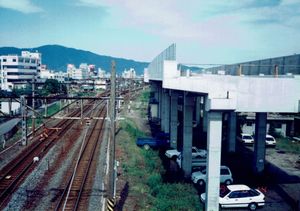 1991년 시모노세키 방면에서 고가 공사 중인 역 구내 (앞쪽 왼쪽 상행선을 일부 남겨두고 보세 철도의 SL이 보존되어 있다)