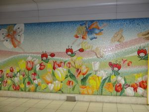 쓰루미료쿠치역의 모자이크 벽화에 그려진 하나즈킨