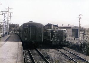 하라다역 0번 승강장에 정차 중인 50계 객차 열차와 기관차 회송 중인 DD51형 디젤 기관차(1993년 촬영). 1995년 4월 20일 개정까지 하라다역에 지쿠호 본선의 객차 열차가 발착했다. 이 기관차 회송선은 같은 개정으로 지쿠호 본선 게이센역 - 하라다역 간의 객차 열차가 전 열차 기동차화된 후에 철거되었다.