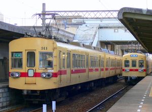 미토마 역에서 열차 교환을 실시하는 300형 전동차(2002년 3월 2일 촬영)