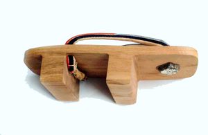 게타의 바닥면. "이빨"이라고 불리는 굽이 보인다.