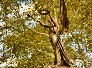 1896년에 세워진 군인 및 선원 기념비는 미국 남북 전쟁 중 사망한 연합 군인과 선원에게 헌정되었다.