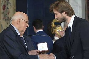 조르조 나폴리타노 대통령(왼쪽)으로부터 비토리오 데 시카 상을 수여받는 킴 로시 스튜어트(2006년)