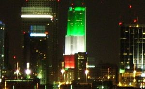 콜럼버스 데이를 기념하여 이탈리아 국기처럼 점등된 타워