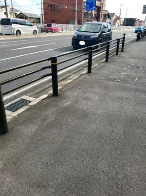 가드레일 우측이 보도(좌측은 차도)