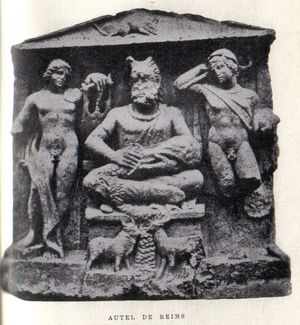 랭스의 갈리아인의 제단. 왼쪽부터 아폴론, 케르눈노스, 메르쿠리우스.