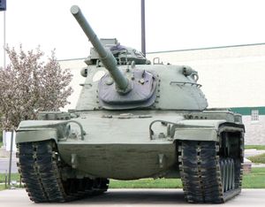 M60 이 차량은 M48의 포탑에 105mm 포를 탑재하여 개조한 형태이다.