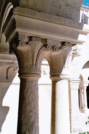 잎사귀 무늬로 장식된 기둥