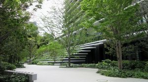 신록의 테라스와 인공 폭포