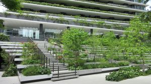 계단과 테라스 형태의 녹지대