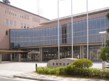 오토와정 문화 홀. 청사 (현·도요카와시 오토와 청사, 왼쪽)를 병설하고 있다.