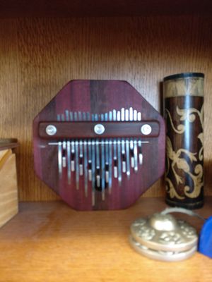 두 옥타브를 아우르는 고도의 기술로 제작된 팔각형 음비라