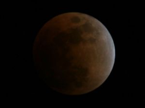 일리노이 어배나에서 협정 세계시(UTC) 3시 06분에 관측. 달의 북쪽은 왼쪽 상단에 위치