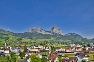 슈비츠와 양쪽 미텐 산을 배경으로 한 제벤 시가지