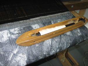 직기에 세팅된 자카드 직물과 飛び杼(도비히)