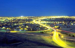 I-15(왼쪽에서 오른쪽으로)가 몬태나주 그레이트폴스를 통과한다.