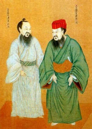 왕자 안지 대례복 및 통상복 착장도. 오른쪽이 대례복(오색 부직관에 녹포), 왼쪽이 통상복.