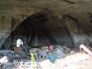 고치현 난코쿠시 교외의 마에하마 엄폐군의 1기. 쓰레기장·물건 보관 장소가 되어 있다.