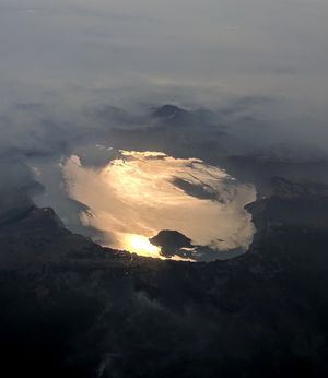 태양과 구름을 반사하는 크레이터 호