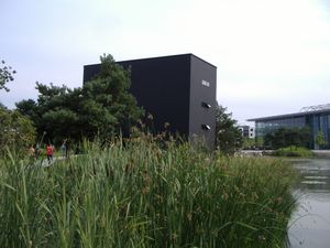 람보르기니 파빌리온. 반대편에는 쇼 동안 회전하는 원형 플랫폼이 있으며, 외부에는 무르시엘라고가 나타난다.