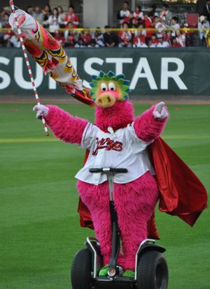 세그웨이를 타는 프로야구 히로시마 도요 카프 마스코트 슬라이리(2011년)