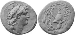 디오도토스 트리폰의 동전. 앞면은 장식된 보이오티아 투구를 보여준다. 그리스어 전설은 ΒΑΣΙΛΕΩΣ ΤΡΥΦΩΝΟΣ ΑΥΤΟΚΡΑΤΟΡΟΣ, 바실레오스 트리포노스 아우토크라토로스, "스스로 통치하는 트리폰의"를 나타낸다.