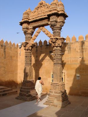 인도 자이살메르 인근 로두르바 자이나교 사원의 자이나교 토라나, 마흐무드 가즈니(1025 CE)와 무함마드 고리(1178 CE)의 이슬람 침략자들에 의해 반복적으로 파괴된 후 1615 CE에 재건됨.