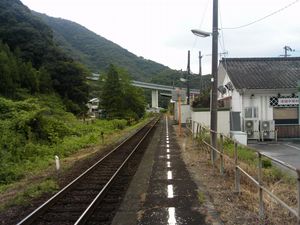 승강장 (2011년 8월, 뒤쪽은 기타우와지마 방면)