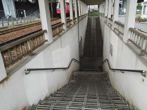 역의 남북을 잇는 지하도의 입구