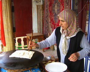 괴레메 카페 주인이 플랫 브레드를 만드는 모습