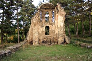 미트로비차 근처 성 베드로 대성당의 유적