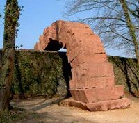 2002년 웨스트서섹스 주 굿우드에 만든 앤디 골드워시 아치