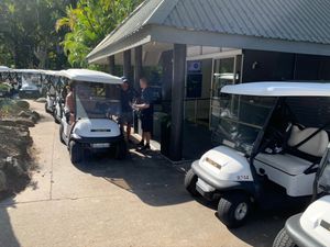 섬 내 이동은 주로 EV 카트를 이용한다