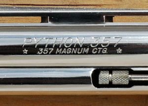배럴 위의 PYTHON 357 각인