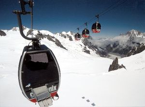 풀 프레임 35mm 카메라의 18mm 렌즈로 촬영한 "광각" 왜곡의 예시.