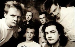 Mad Not Mad 앨범 뒷면 삽입물. 왼쪽부터: Smyth, Thompson, Woodgate, Bedford, Foreman, Suggs