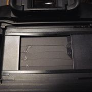 댐퍼 고무 열화의 전형적인 증상. 심한 경우 미러 박스 측의 막에도 부착되어 셔터 막이 움직이지 않게 된다.