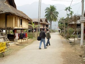 떠이족 가옥 건설