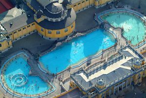 세 개의 큰 야외 온천의 항공 사진