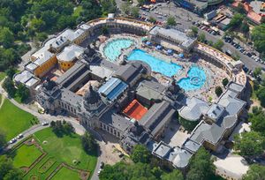 온천 왼쪽 앞쪽에서 본 부감