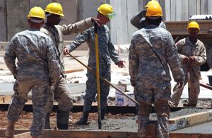 이라크에서 건설 프로젝트를 수행하는 제36공병여단 병사들.